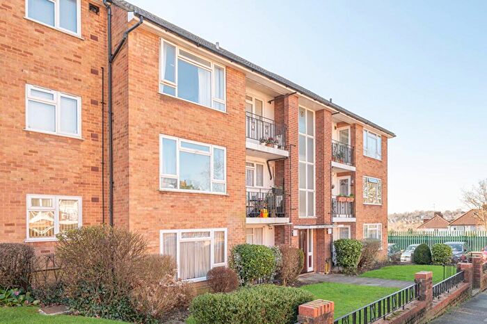 2 Bedroom Flat To Rent In South Mount, Whetstone, London, N20