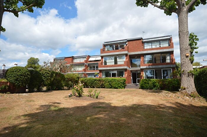 2 Bedroom Flat To Rent In Hampton Court Road, East Molesey, KT8