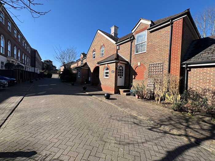 1 Bedroom Maisonette To Rent In King George Square, Richmond, Surrey, TW10