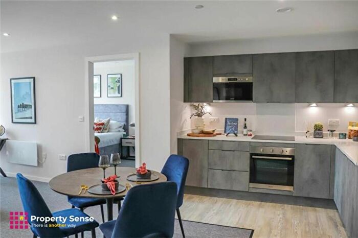 2 Bedroom Apartment To Rent In Daw Bank, Stockport, SK3