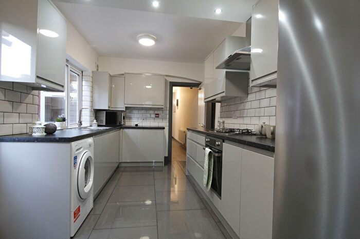 6 Bedroom Terraced House To Rent In Grange Avenue, Reading, RG6