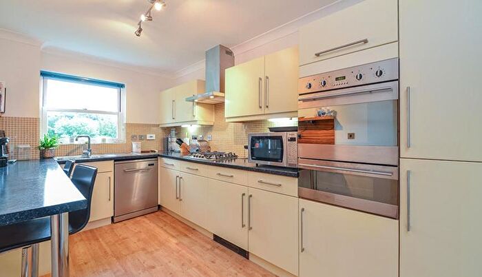 2 Bedroom Flat To Rent In Lawn Road, BR3