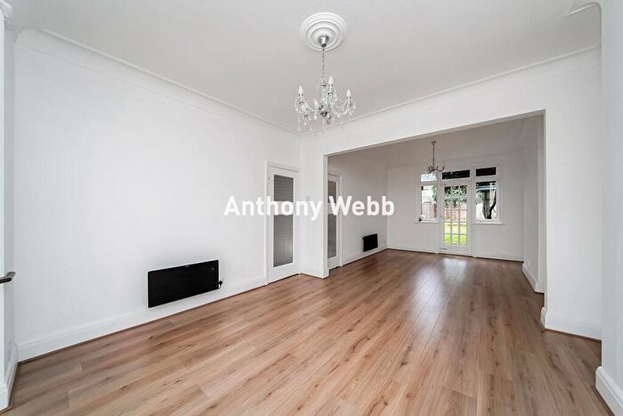 3 Bedroom Terraced House For Sale In North Circular Road, Palmers Green, N13