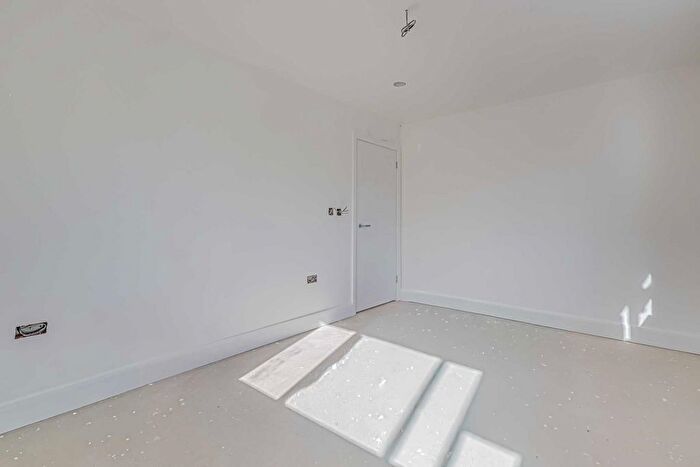 2 Bedroom Bungalow For Sale In Leamington Road, Hockley, SS5