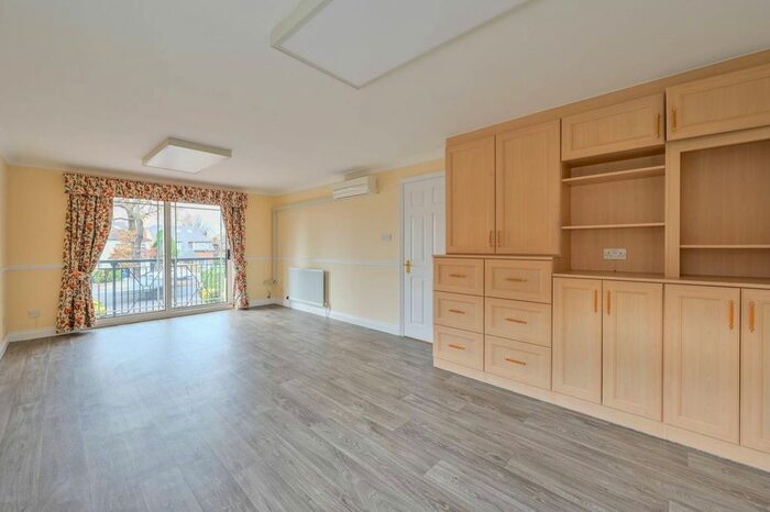 2 Bedroom Flat To Rent In Chase Side, Ph, Southgate, London, N14