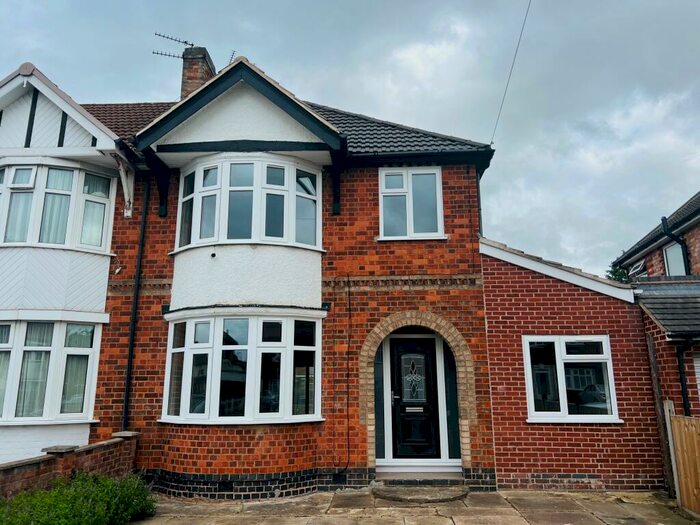 4 Bedroom Semi-Detached House To Rent In Aberdale Road, Leicester, LE2