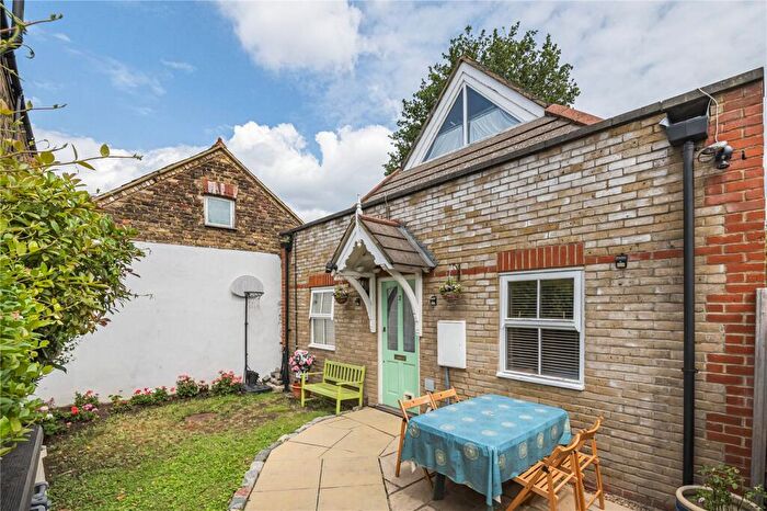 3 Bedroom Detached House For Sale In Hydethorpe Road, London, SW12