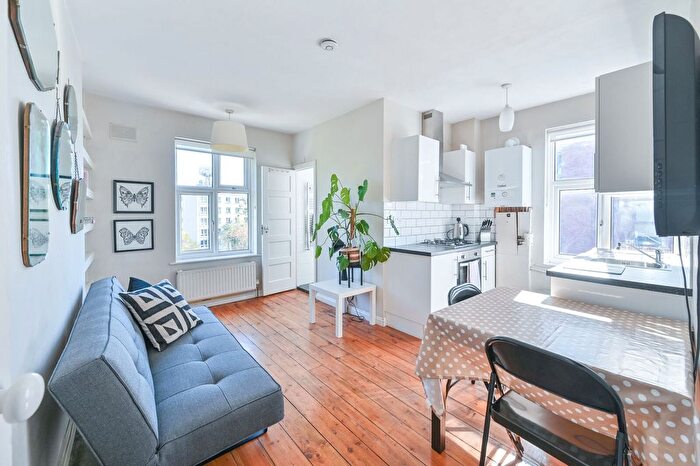 2 Bedroom Flat To Rent In Effra Court, Brixton, London, SW2