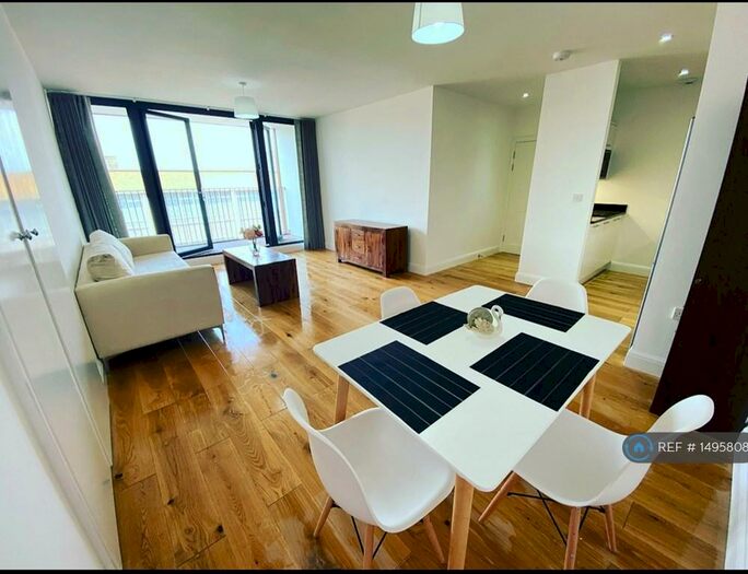 2 Bedroom Flat To Rent In The Broadway, Crawley, RH10