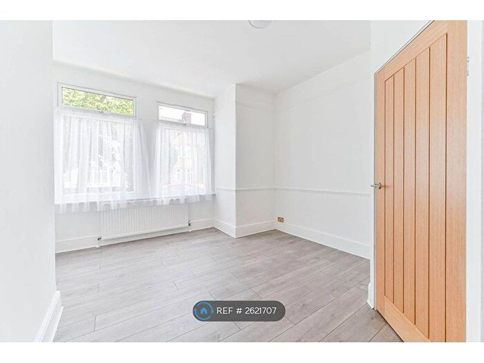 2 Bedroom Flat To Rent In Park Road, London, SE25