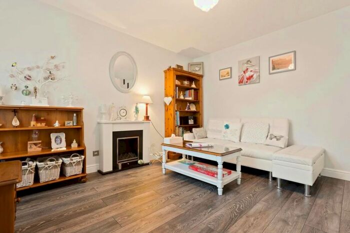 2 Bedroom Flat To Rent In Rollesby Way, London, SE28