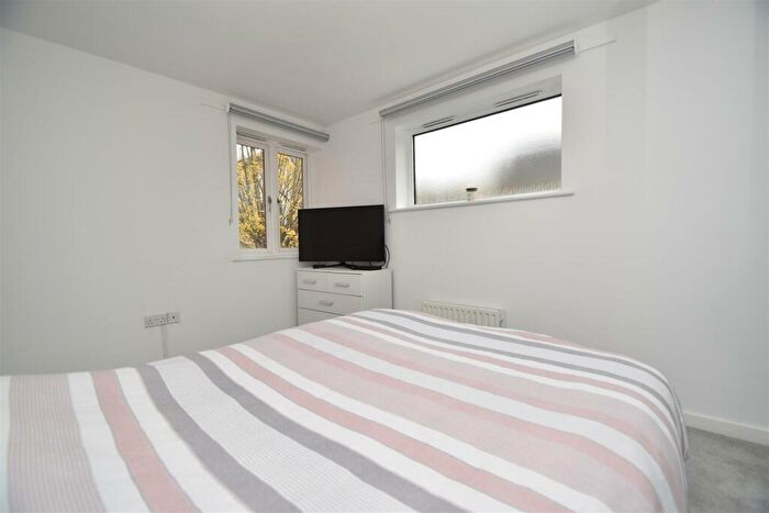 2 Bedroom Apartment To Rent In Holden Road, Woodside Park, N12