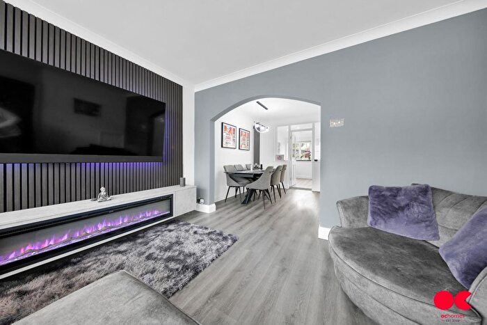 4 Bedroom Terraced House For Sale In Glenwood Avenue, Rainham, RM13