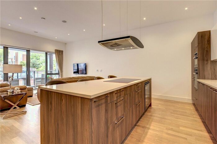 3 Bedroom Flat To Rent In Lexington Place, Finchley Road, London, NW11