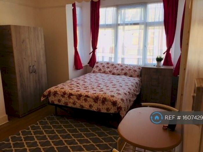 Studio To Rent In Rosebery Avenue, London, N17