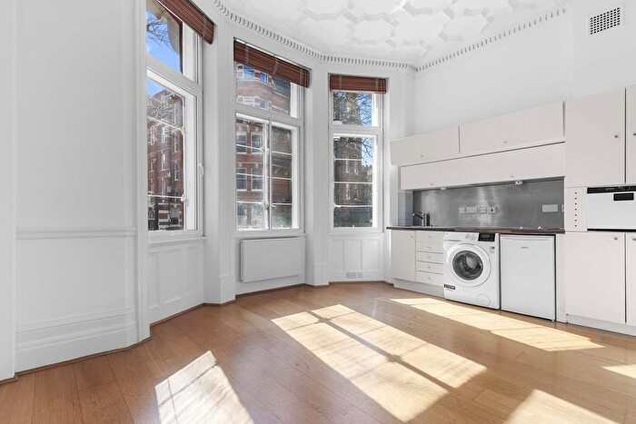 Studio To Rent In Kensington Court, London, W8