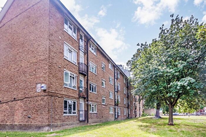 2 Bedroom Flat To Rent In Solon New Road Estate, London, SW4