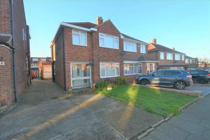 3 Bedroom Property To Rent In Swaledale Road, Dartford DA2