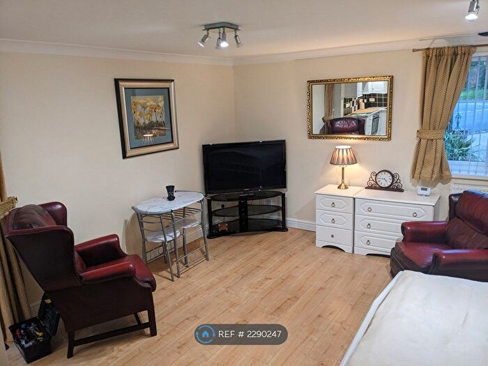 Studio To Rent In Beacon Close, Uxbridge, UB8