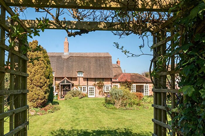 3 Bedroom Cottage For Sale In Bridge Road, Aylesbury, HP18