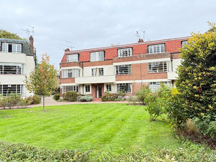 3 Bedroom Flat To Rent In Greenway Close, Stoke Newington, London, N4