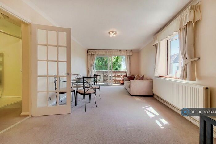 1 Bedroom Flat To Rent In Broadmead Road, Woodford Green, IG8