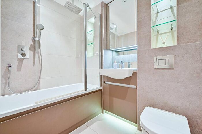 2 Bedroom Flat For Sale In Deveraux House, Woolwich Riverside, London, SE18