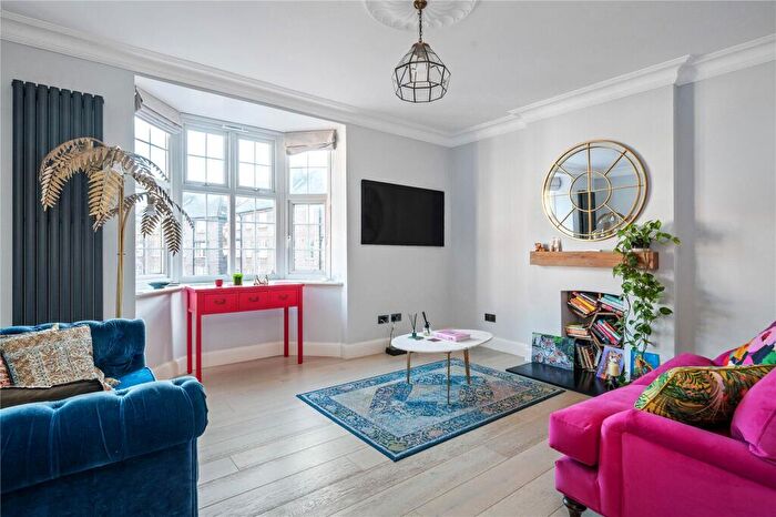 2 Bedroom Apartment For Sale In Claremont Close, London, N1