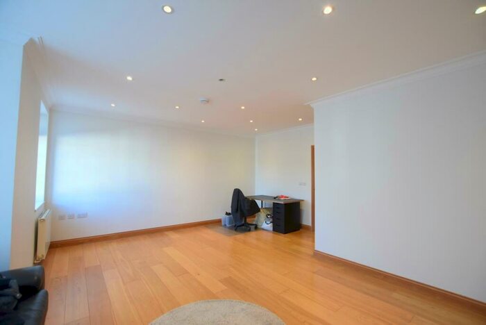 2 Bedroom Flat To Rent In Beechcroft Avenue, Golders Green, London, NW11