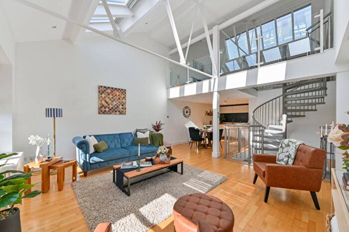 3 Bedroom Flat For Sale In Balham Grove, Balham, London, SW12