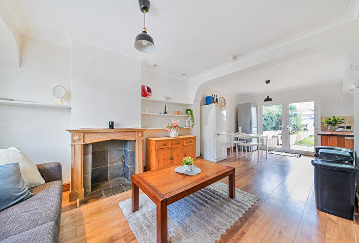 4 Bedroom Semi Detached House For Sale In Erskine Road, Sutton, SM1