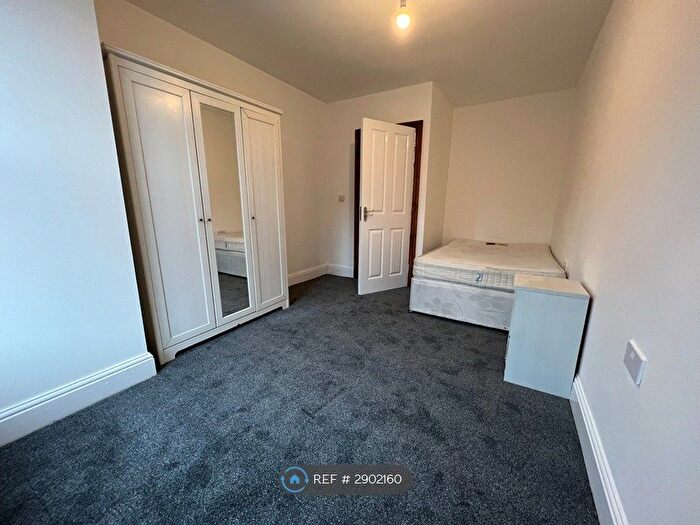 3 Bedroom Flat To Rent In Hyde Terrace, Leeds, LS2