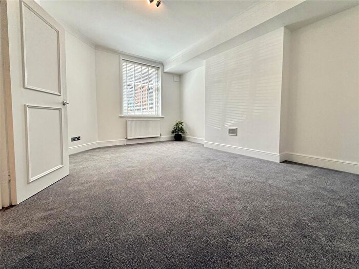 2 Bedroom Apartment To Rent In West Cliff Gardens, Bournemouth, Dorset, BH2