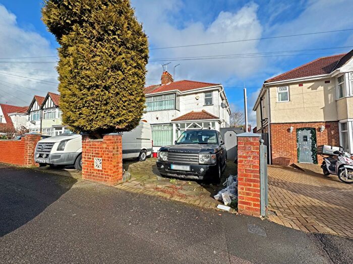 3 Bedroom Semi Detached House For Sale In Belmore Avenue, Hayes, Greater London, UB4