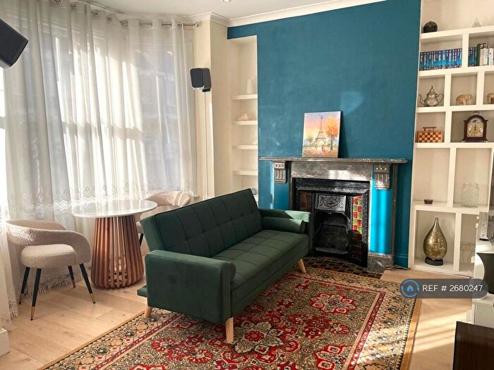 2 Bedroom Flat To Rent In College Place, London, NW1