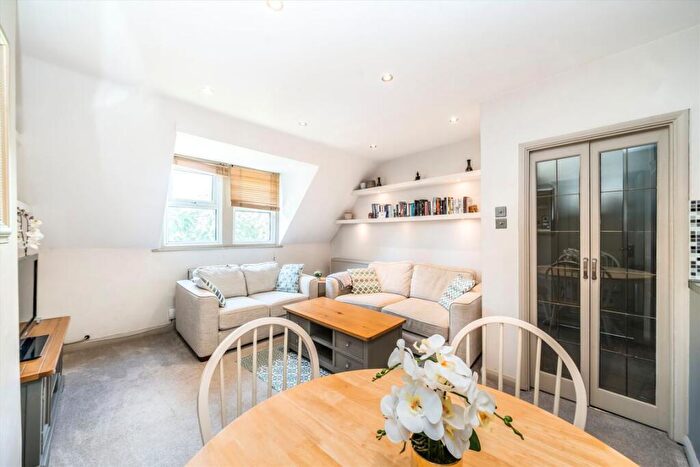 3 Bedroom Flat For Sale In Archway Road, Highgate, N6