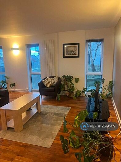 2 Bedroom Flat To Rent In Cedar Court, Prestwich, M25