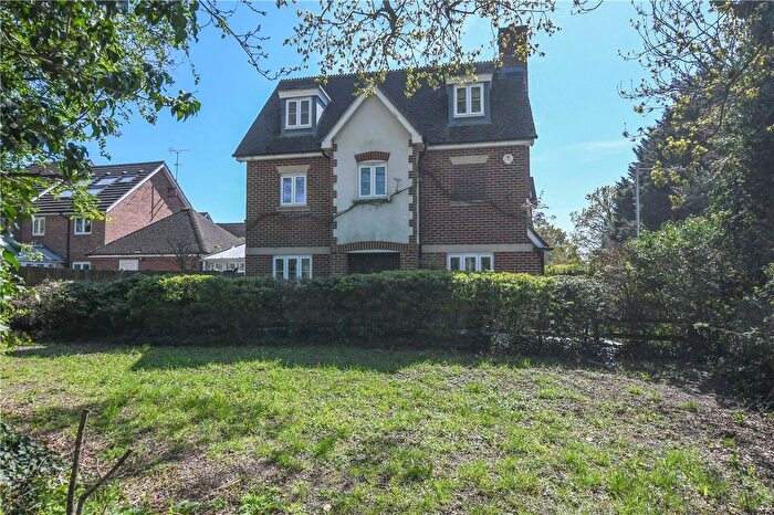 4 Bedroom Detached House For Sale In Keephatch Road, Wokingham, Berkshire, RG40