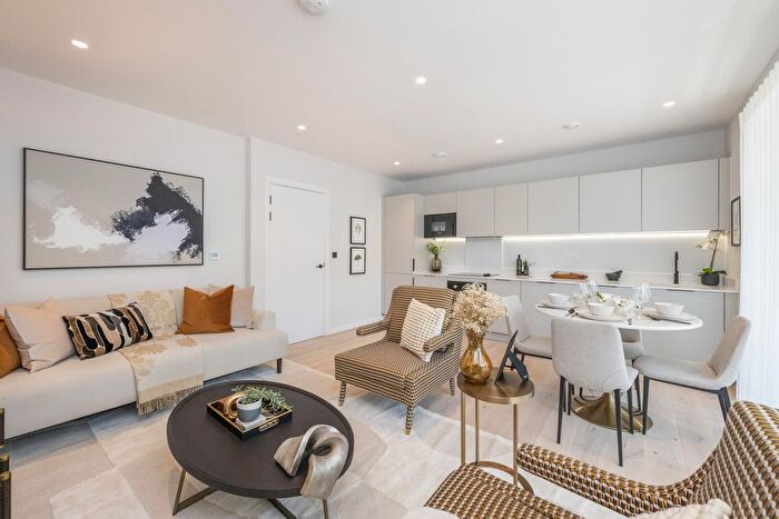 2 Bedroom Flat For Sale In Mapesbury Gardens, Brondesbury, London, NW6