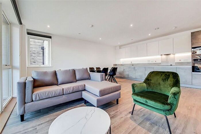 3 Bedroom Flat To Rent In Fresh Wharf Road, Barking, Essex, IG11