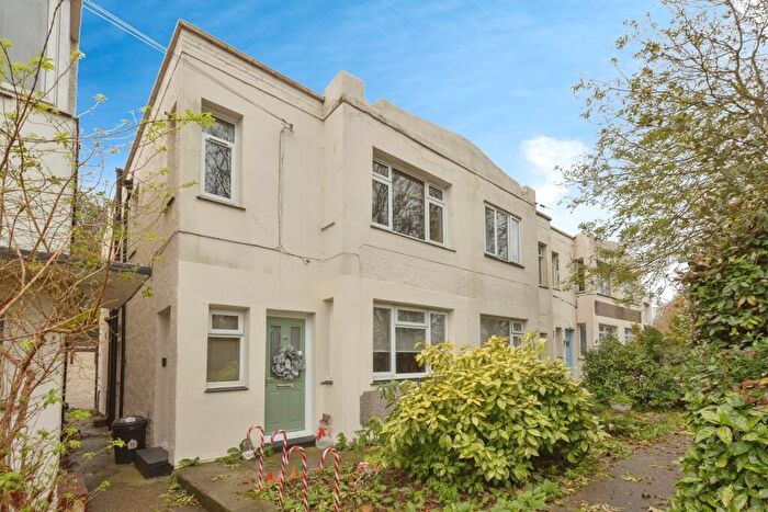 2 Bedroom Flat For Sale In Windmill Street, Gravesend, Kent, DA12