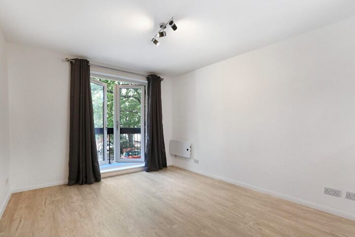2 Bedroom Flat To Rent In Wavel Place, London, SE26