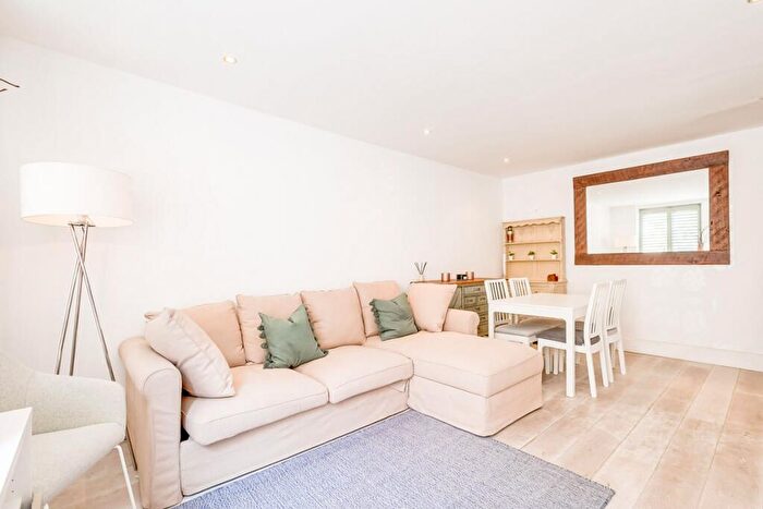 2 Bedroom Flat To Rent In Sinclair Road, London, W14
