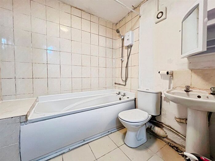 1 Bedroom Flat For Sale In Lister Gardens, Bradford, BD8