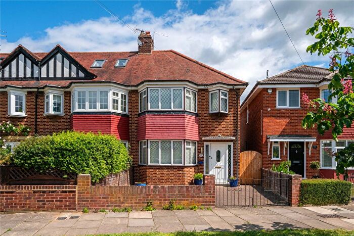 3 Bedroom End Of Terrace House For Sale In Dukes Avenue, Richmond, TW10