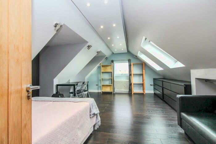 1 Bedroom Flat To Rent In Woodford Avenue, Gants Hill, IG2