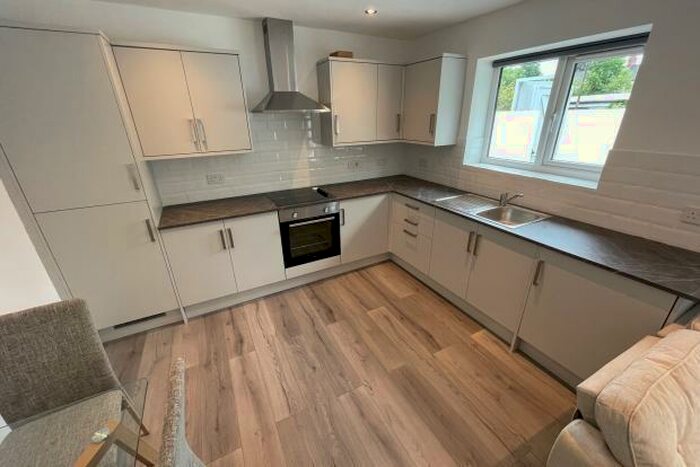 3 Bedroom Flat To Rent In Richmond Road - Cathays, CF24