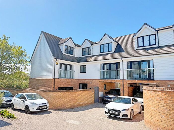 4 Bedroom Link Detached House For Sale In Dovehouse Yard, Braintree, CM7