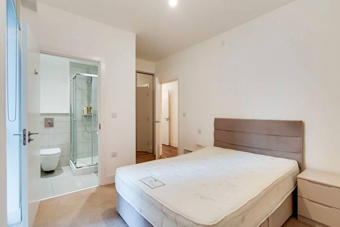 2 Bedroom Flat To Rent In Silvertown Way, Canning Town, London, E16