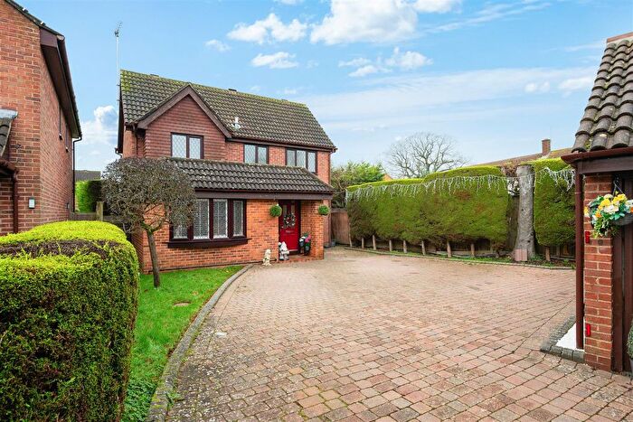 3 Bedroom Detached House For Sale In Thurnham Way, Tadworth, KT20